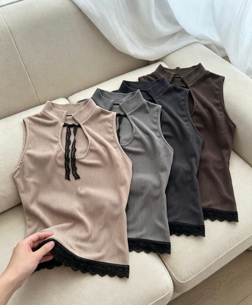musculosa puntilla cuello chino