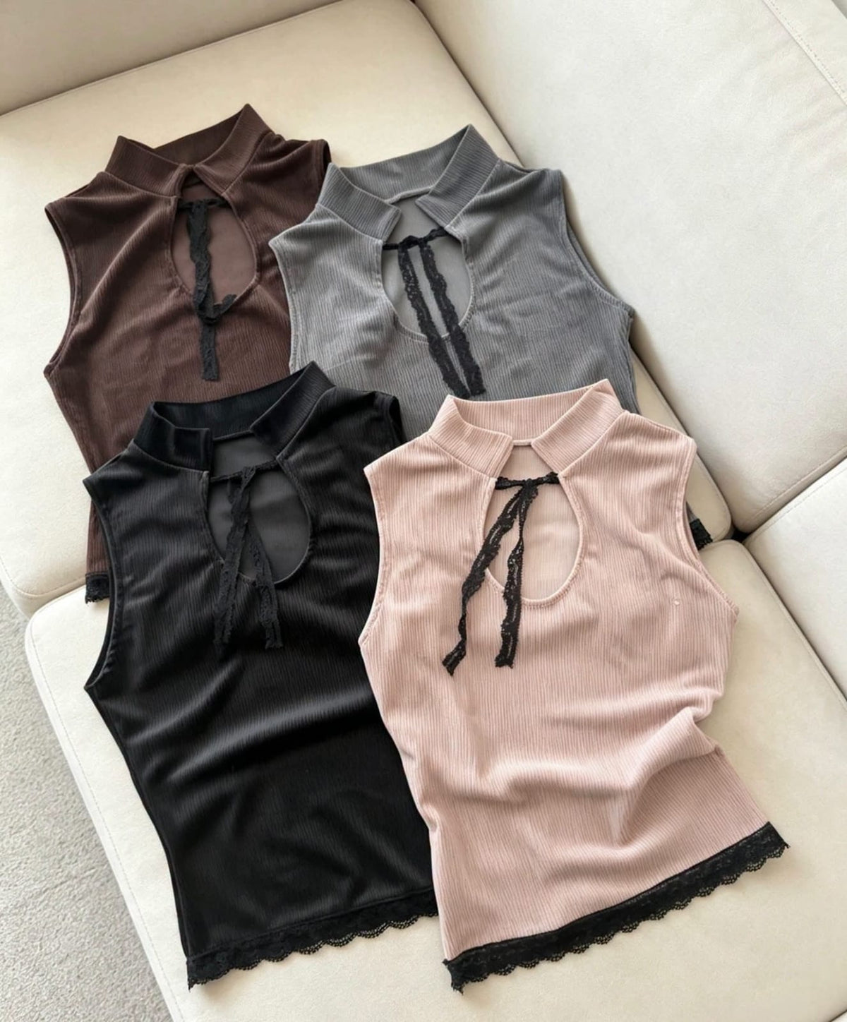 musculosa puntilla cuello chino